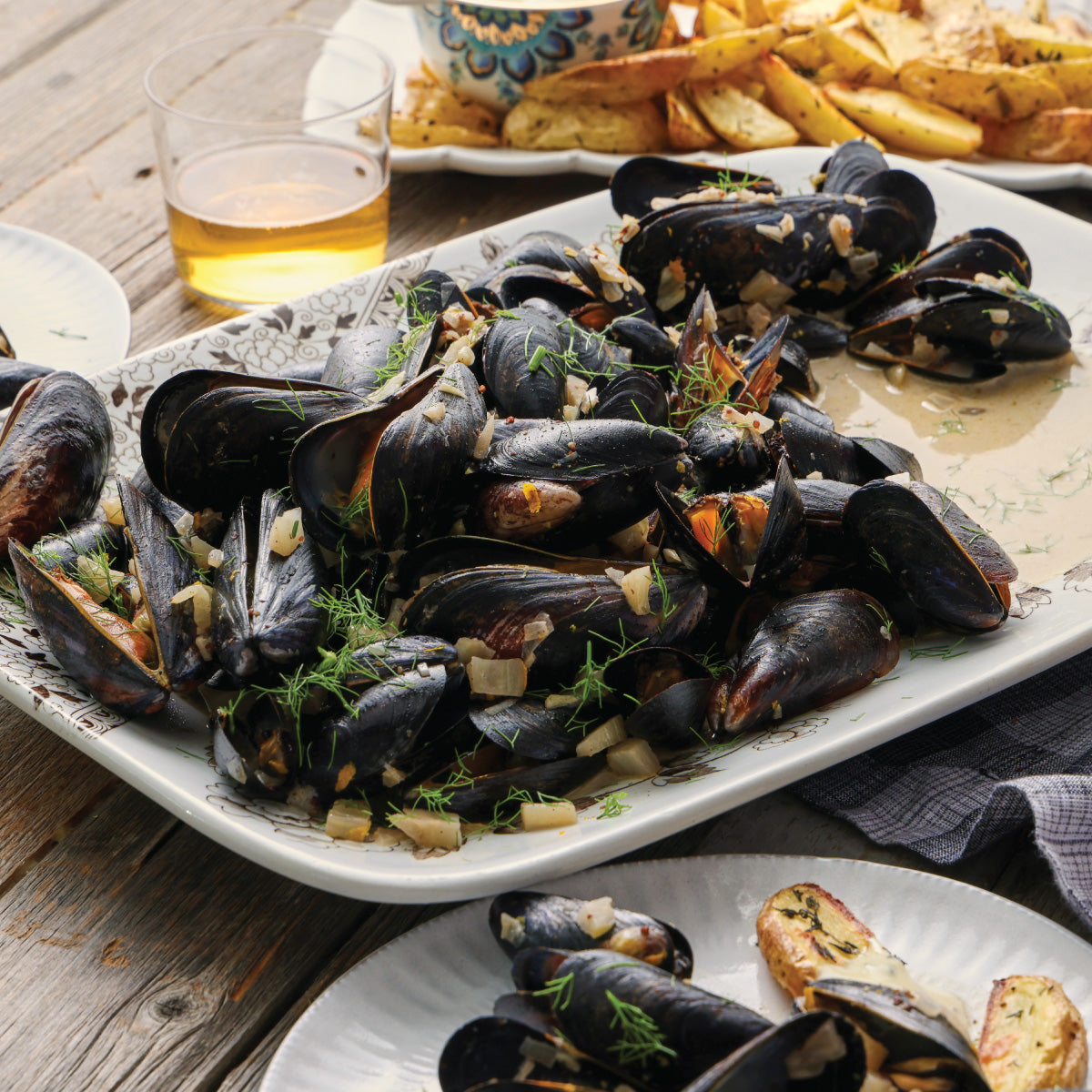 Steamed Mussels with Fennel, Wine & potato wedges
