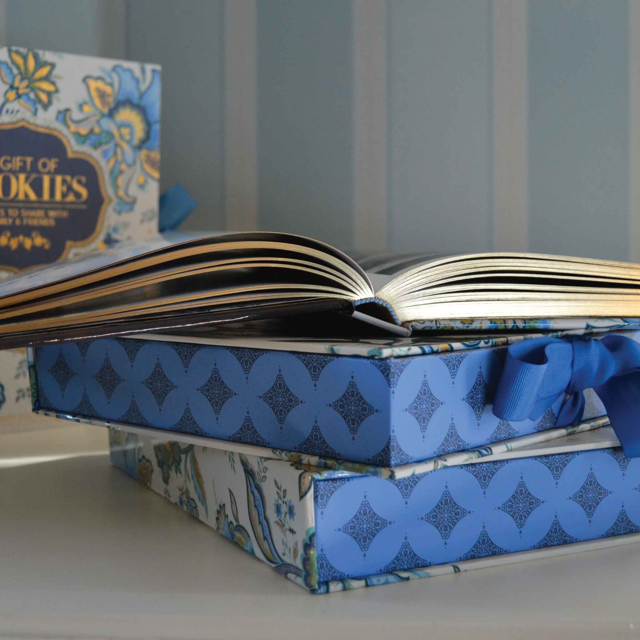 A Gift of Cookies: Recipes to Share with Family and Friends, Gilded Page Detail