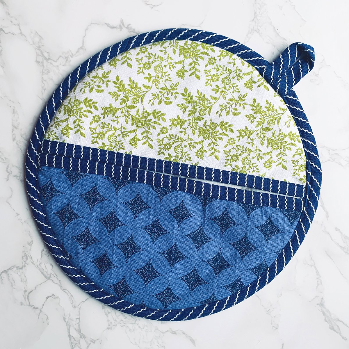 Oven Mitts & Pot Holder set | view of pocket design